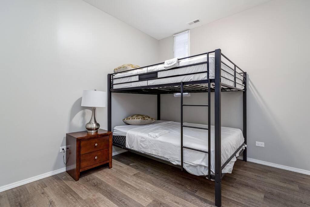 1 On Southport 4 Queen Beds * Chicago